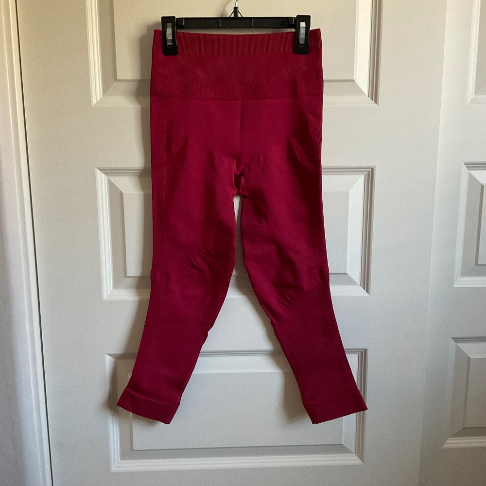 Lululemon Red Seamless‎ Cropped Leggings - Size 6